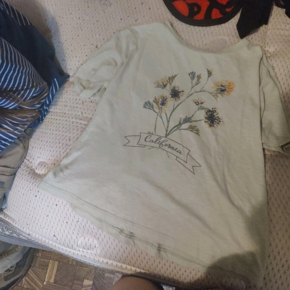 Fifth Sun Light Green Top Size XL Flower Graphic That Says "California"